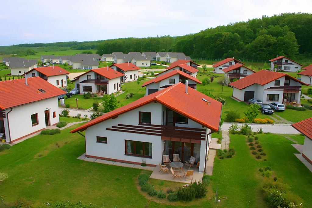 um grupo de casas com telhados vermelhos num campo verde em Villapark Vargesztes em Várgesztes