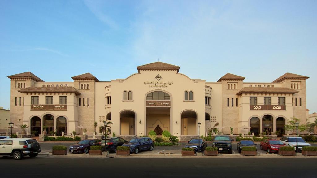 الرواسي للأجنحة الفندقية في جدة: مبنى كبير فيه سيارات تقف امامه