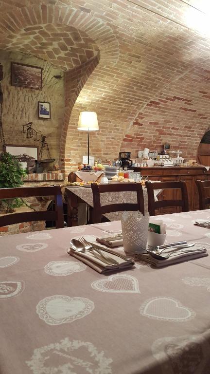 Reštaurácia alebo iné gastronomické zariadenie v ubytovaní Il Borgo B&B