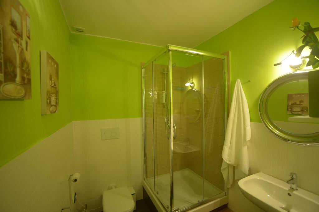 zieloną łazienkę z prysznicem i umywalką. w obiekcie Casa Decò Business Stay Solution w mieście Tarent