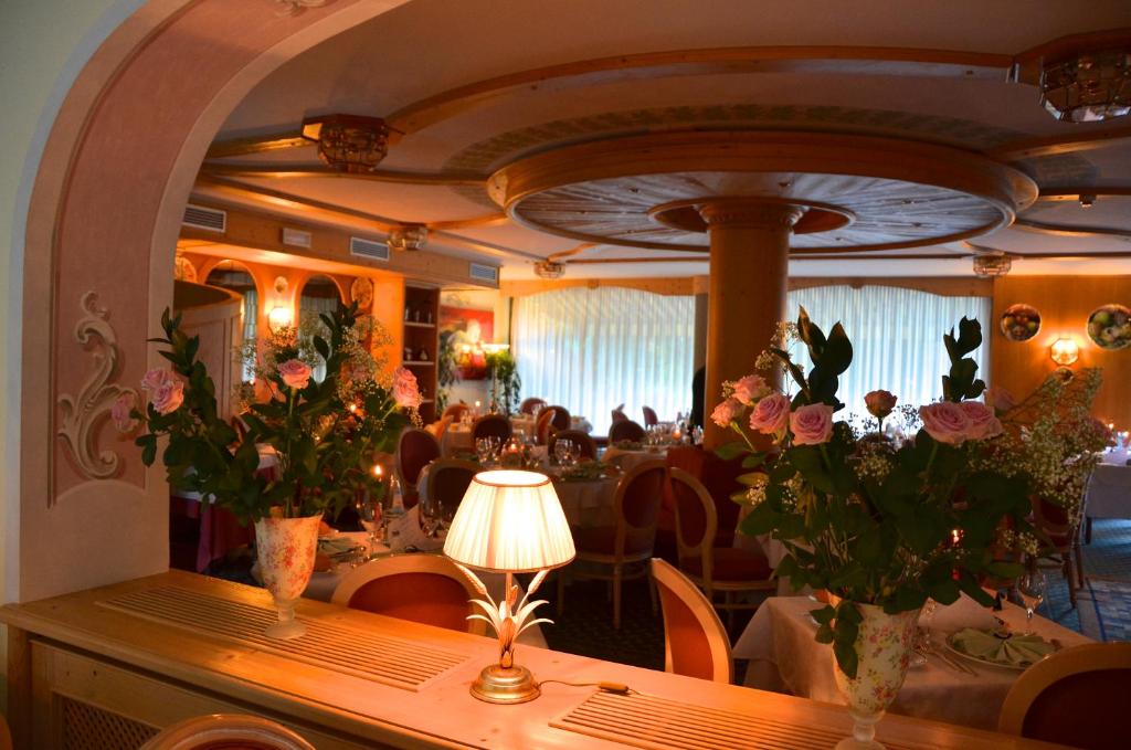 Restaurace v ubytování Alledolomiti Boutique Lake Hotel - Adults friendly