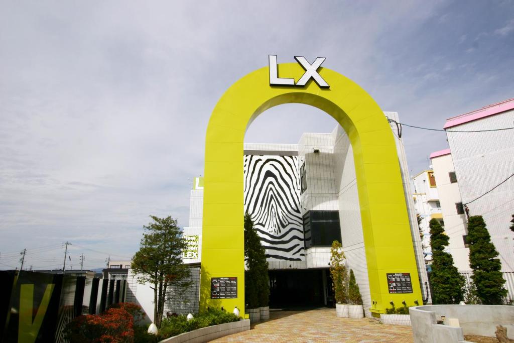 um arco amarelo com uma zebra na lateral de um edifício em Lex Suwa (Adult Only) em Suwa