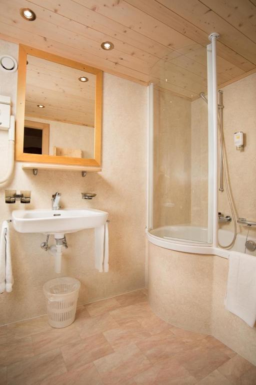Koupelna v ubytování Hotel Suisse