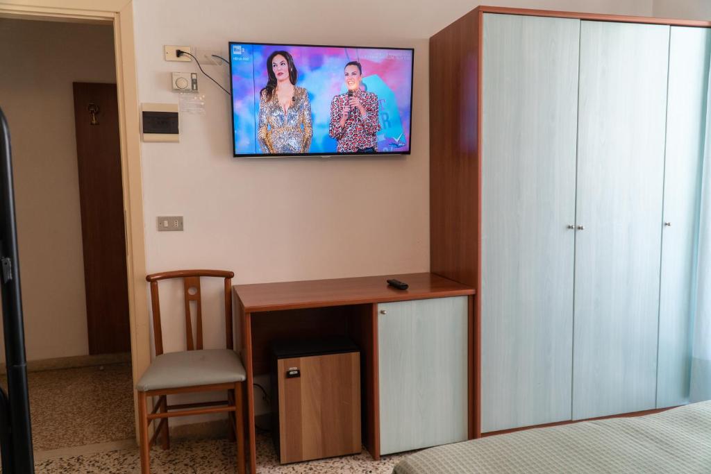 TV a/nebo společenská místnost v ubytování Hotel Cinzia