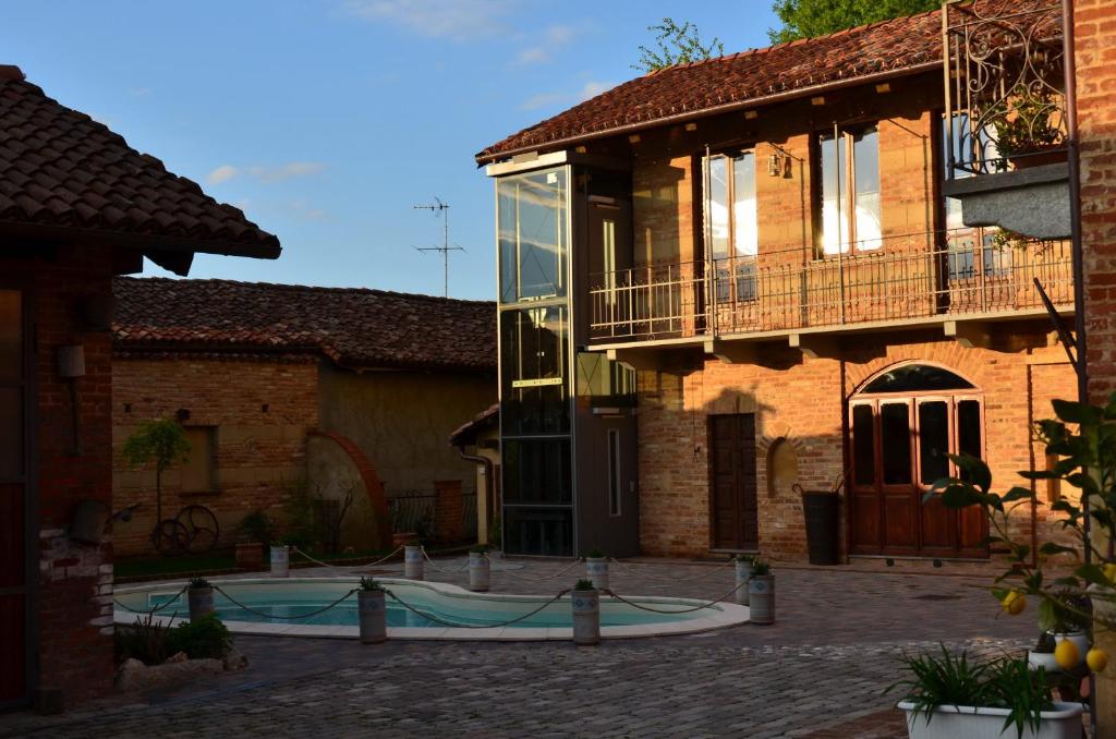 The swimming pool at or close to La Corte Di Gerardo