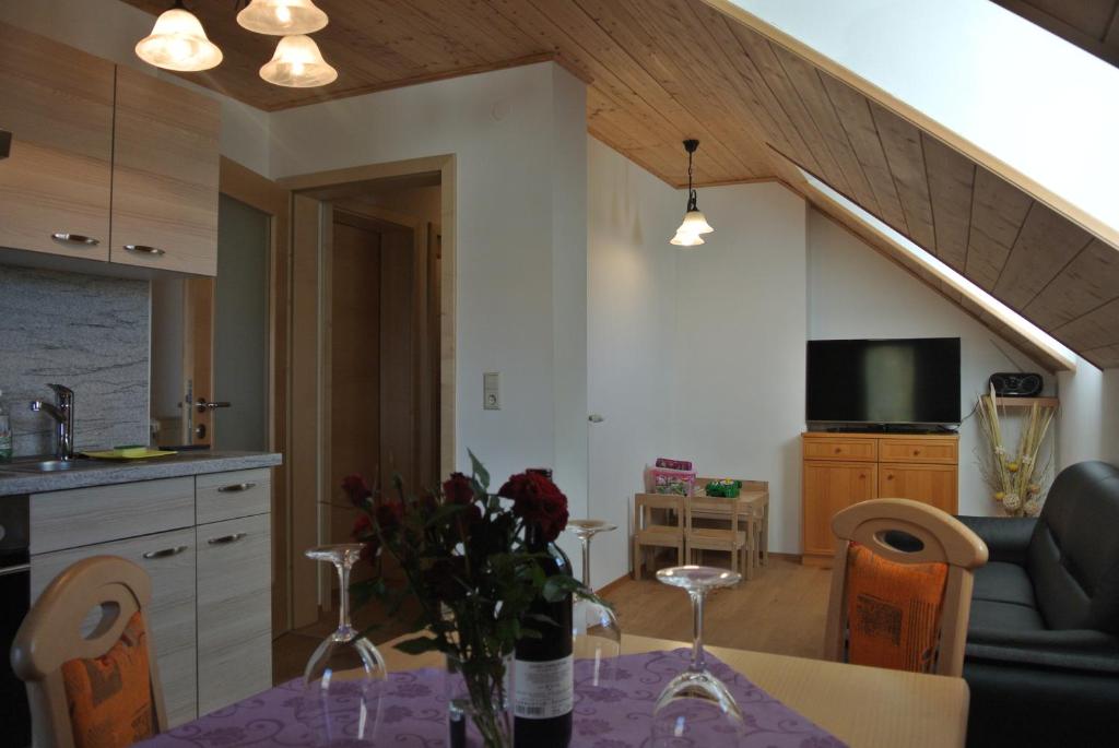 eine Küche und ein Wohnzimmer mit einem Tisch und einem Sofa in der Unterkunft Bio-Bergbauernhof Möslhof in Aigen im Ennstal