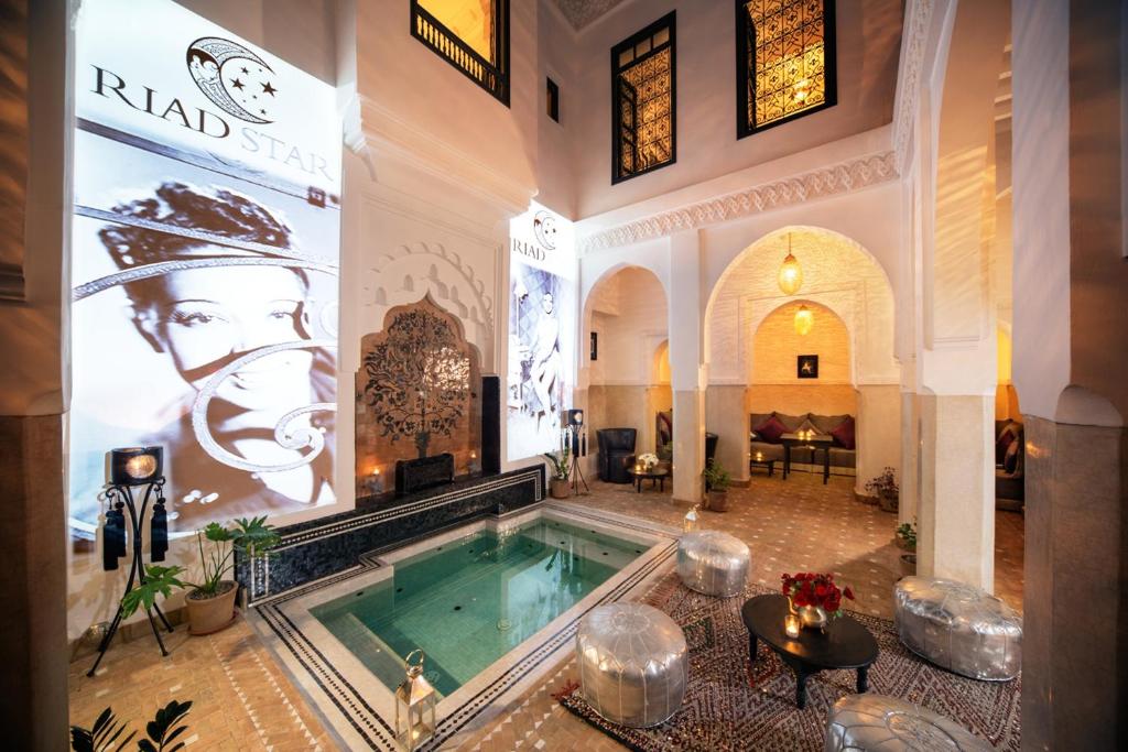Großes Zimmer mit Pool in einem Gebäude in der Unterkunft Riad Star by Marrakech Riad in Marrakesch