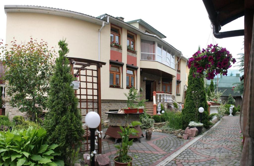 un giardino di fronte a un edificio con piante di Rayske Yabloko a Lviv