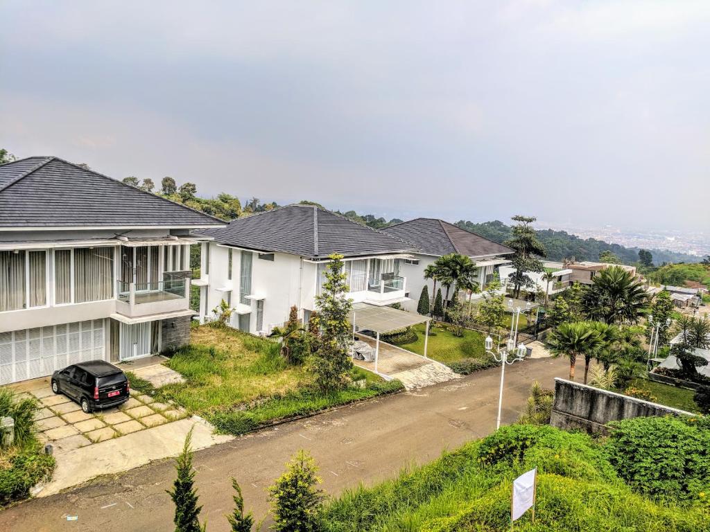 eine Luftansicht eines Hauses mit Auffahrt in der Unterkunft Villa Golf Syariah in Bandung