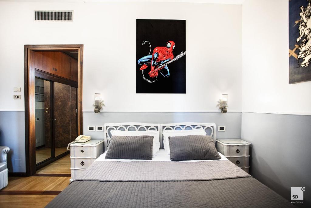 Postel nebo postele na pokoji v ubytování Admiral Hotel