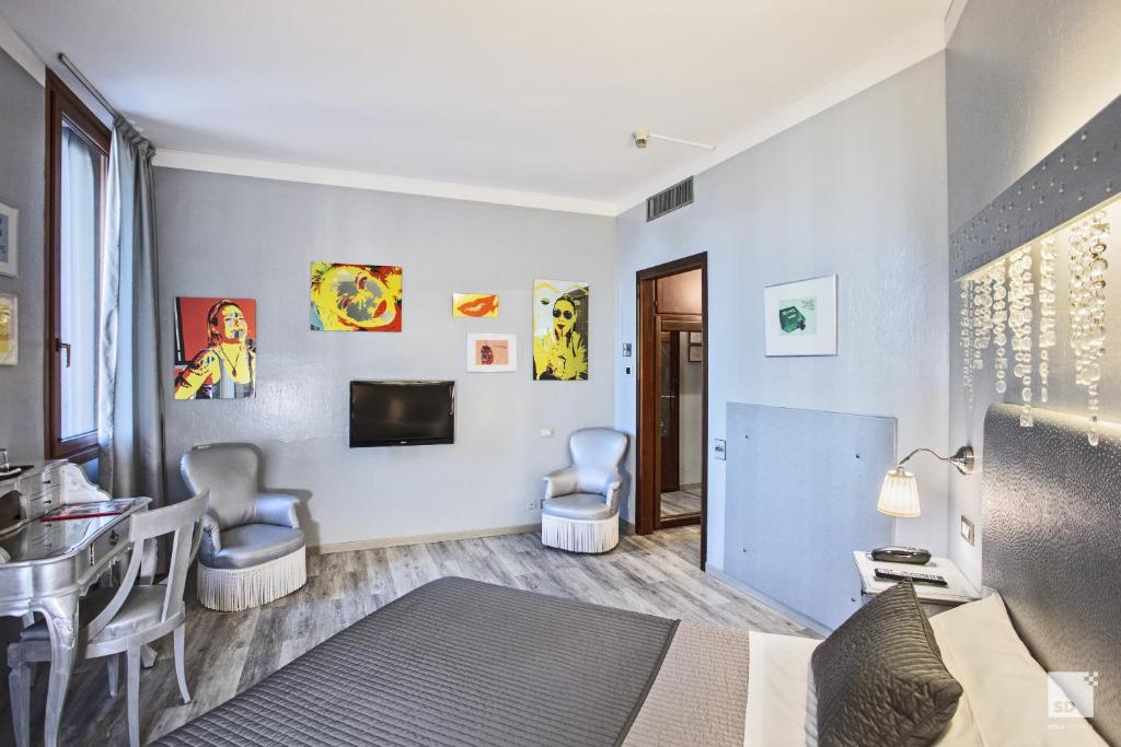 TV a/nebo společenská místnost v ubytování Admiral Hotel