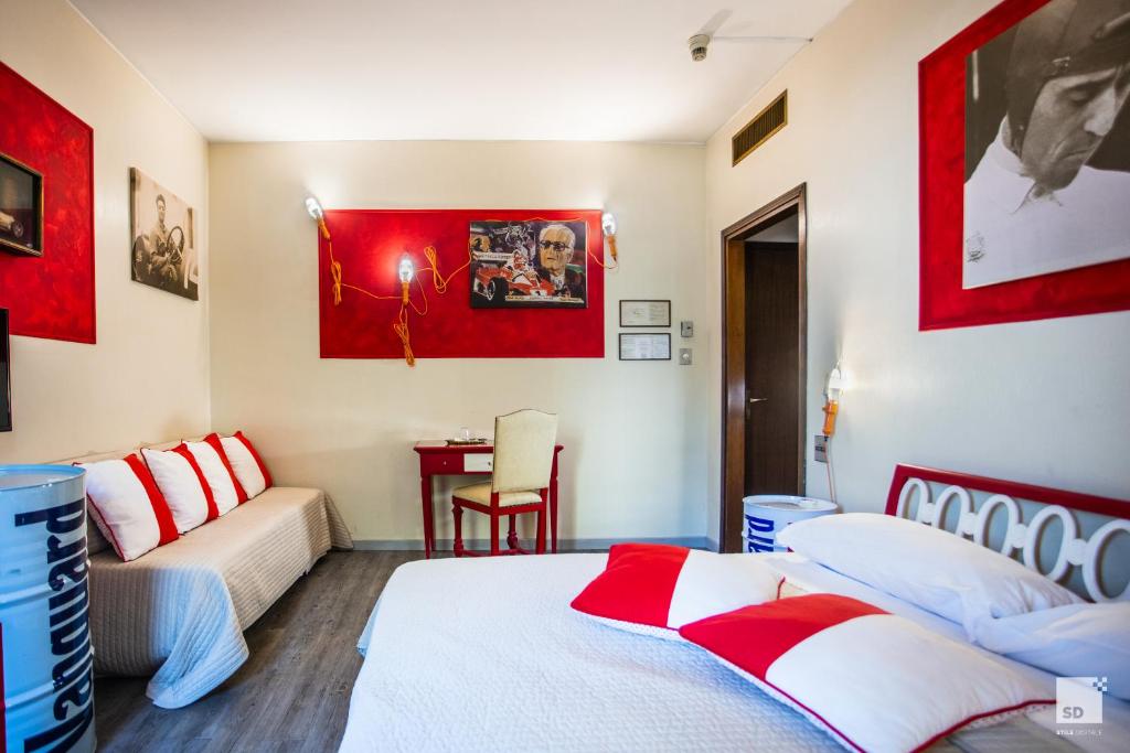 Postel nebo postele na pokoji v ubytování Admiral Hotel