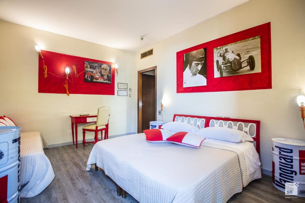 Postel nebo postele na pokoji v ubytování Admiral Hotel