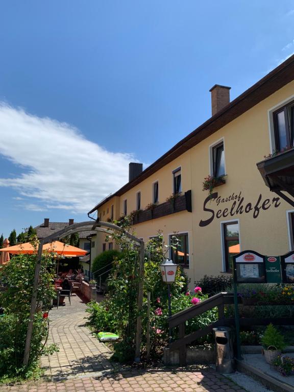 ein Gebäude mit einem Schild an der Seite in der Unterkunft Gasthof Seelhofer in Prigglitz