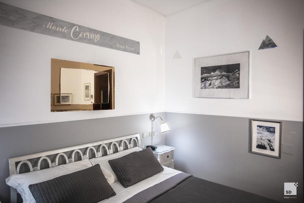 Postel nebo postele na pokoji v ubytování Admiral Hotel