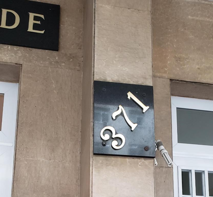 リオデジャネイロにあるApartameto 307 Copacabana posto 3の建物の側面に鍵とレンチが書かれた看板