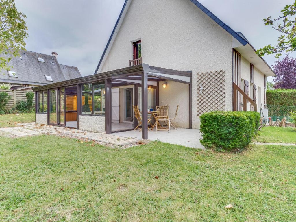 une extension d'une maison avec un patio et de l'herbe dans l'établissement Holiday Home Le Pré Verger-3 by Interhome, à Villers-sur-Mer
