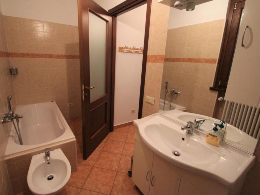 Kúpeľňa v ubytovaní Villa La Canonica-3 by Interhome