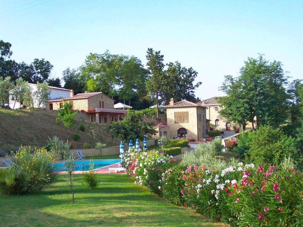 Montaperti的住宿－Apartment Stregaia-5 by Interhome，鲜花盛开的花园和游泳池