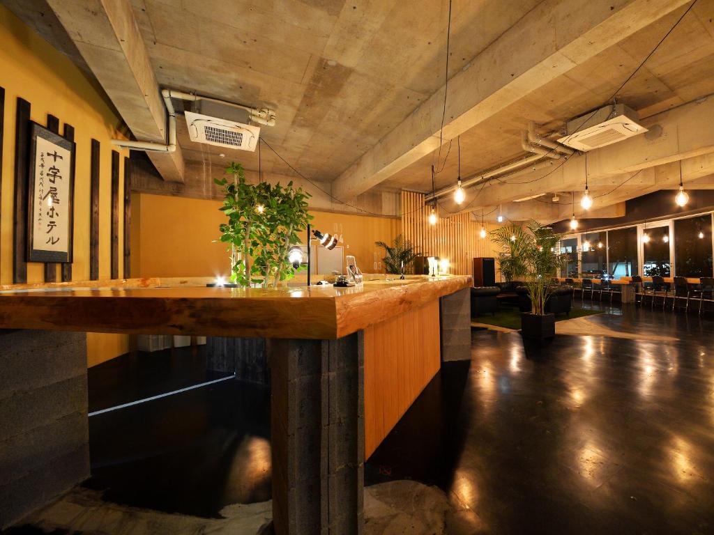 eine Bar in der Mitte eines Zimmers in der Unterkunft Hakodate Jyujiya Hotel in Hakodate