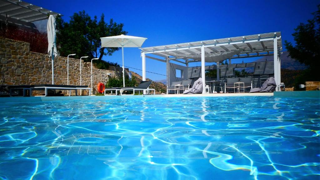 een zwembad met helderblauw water bij Galini Breeze in Agia Galini