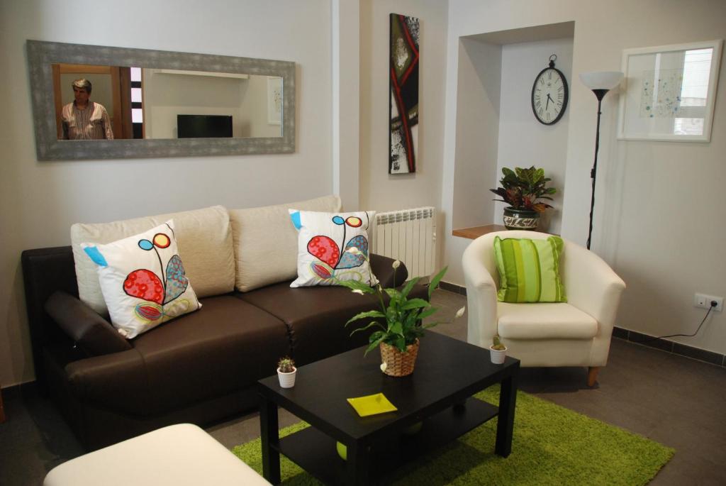 a living room with a couch and a chair at Apartamento Judería in Toledo