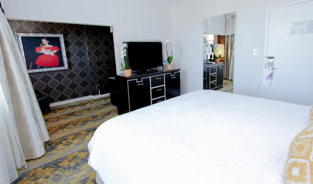 The Churchill Hotel Near Embassy Row - Standard King Room With Roll-In Shower