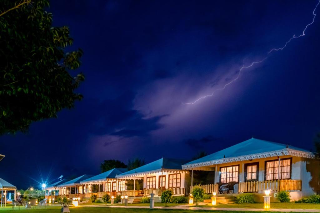 ein Blitzsturm über einem Hotel in der Nacht in der Unterkunft Rawai Luxury Tents Pushkar in Pushkar