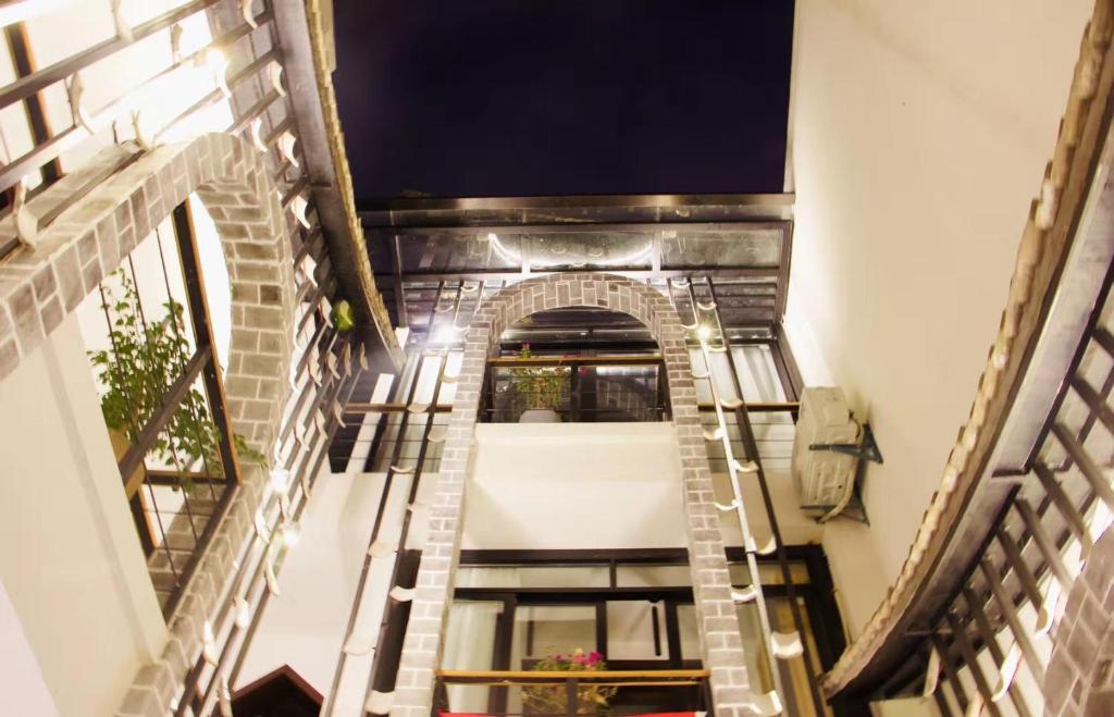uma vista superior de uma escada num edifício em Eastwood Inn Xi'an em Xi'an