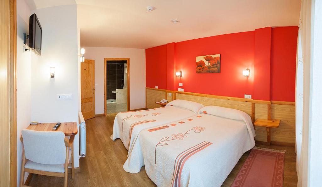 A PontenovaにあるHotel San Brizの赤い壁のベッドルーム1室(ベッド2台付)