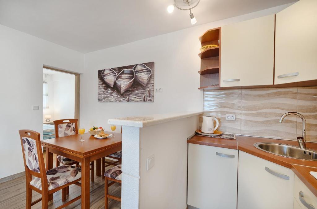 Kuchyň nebo kuchyňský kout v ubytování Apartmani MARINA