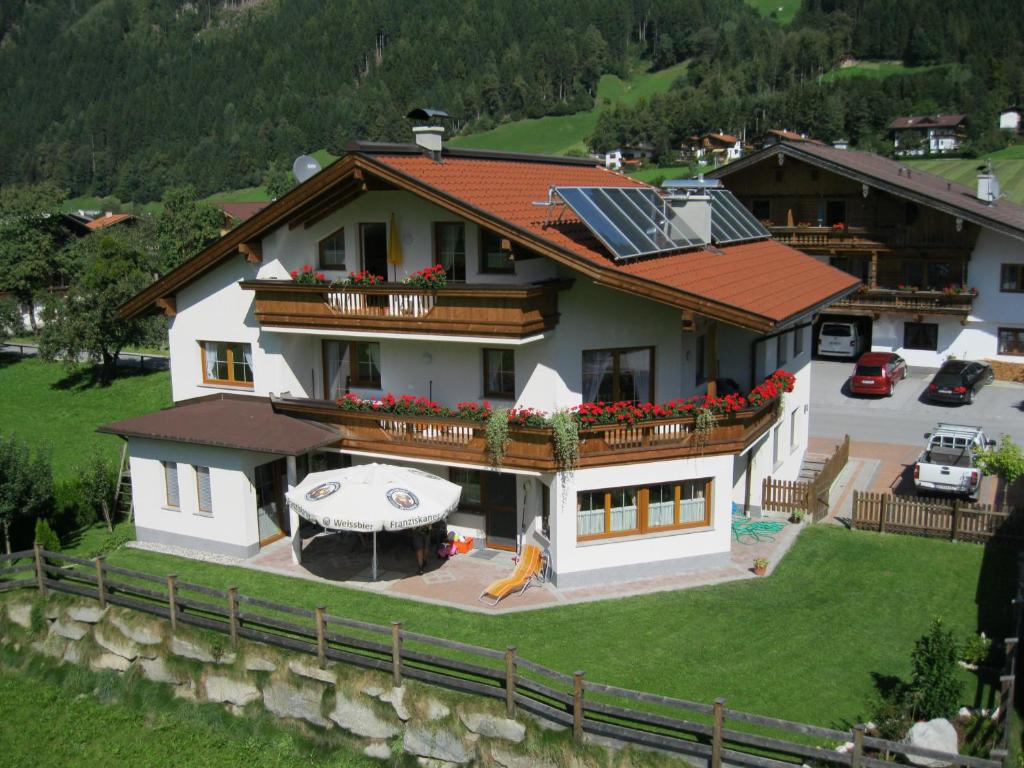 a house with a solar roof and a yard at Appartement Sandra in Stumm