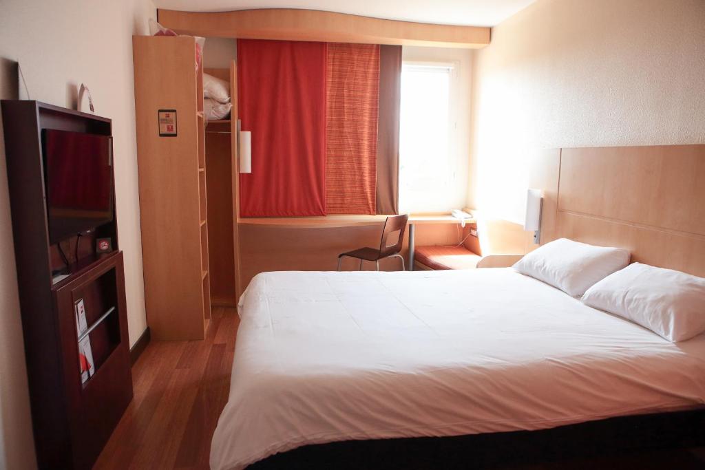 Postel nebo postele na pokoji v ubytování ibis Albert Pays de Somme