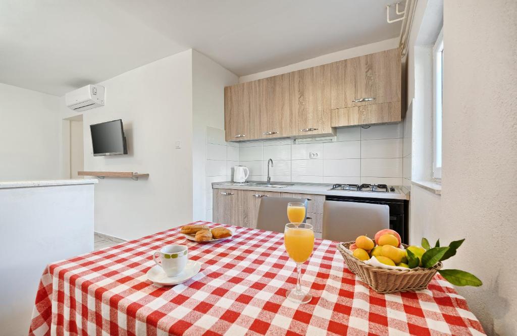 Kuchyň nebo kuchyňský kout v ubytování Apartmani MARINA