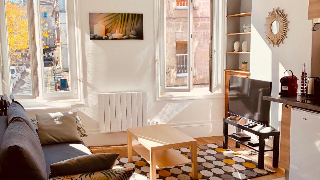 a living room with a couch and a table at Residence Pasteur Angouleme in Angoulême