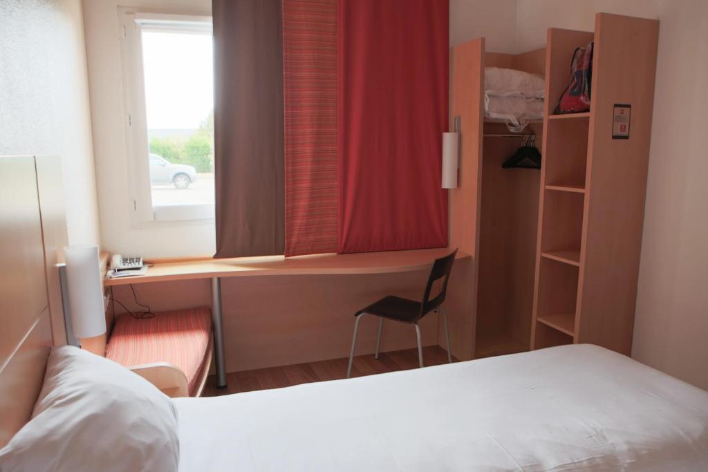 Postel nebo postele na pokoji v ubytování ibis Albert Pays de Somme