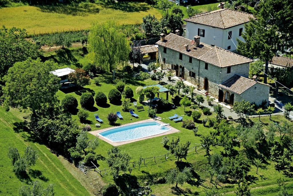 eine Luftansicht eines Anwesens mit Pool in der Unterkunft Agriturismo San Giovanni in Cetona