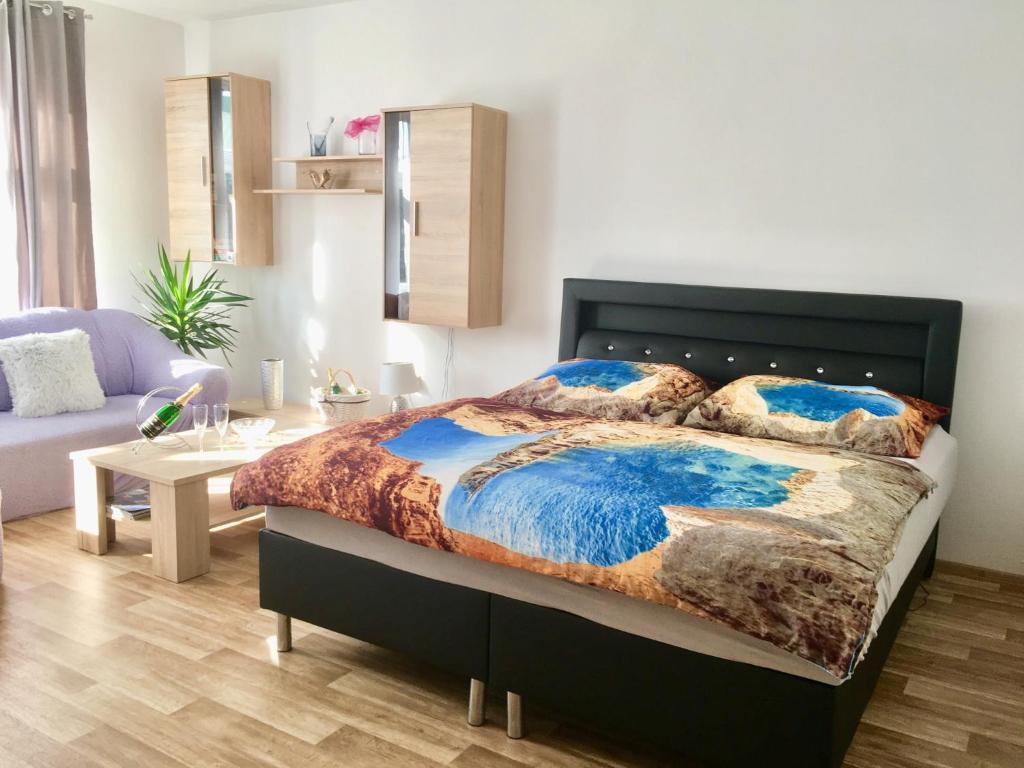 - une chambre avec un lit, une table et un canapé dans l'établissement Cecilka, à Náchod