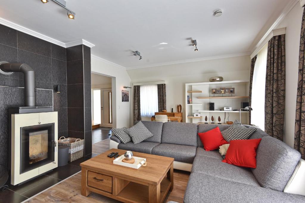 ein Wohnzimmer mit einem Sofa und einem Kamin in der Unterkunft Residenz 11 in Bad Zwischenahn