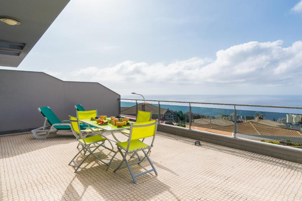 balcón con mesa y sillas en el techo en Casa Bianka, Garrys Holiday Rentals, Lda, en Funchal