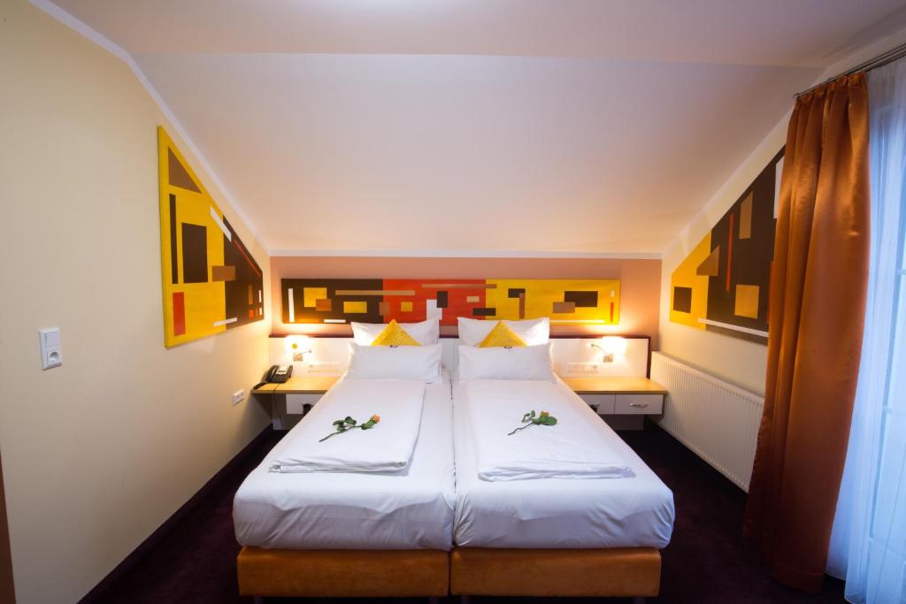 Postel nebo postele na pokoji v ubytování Hotel Residenz Hössinger