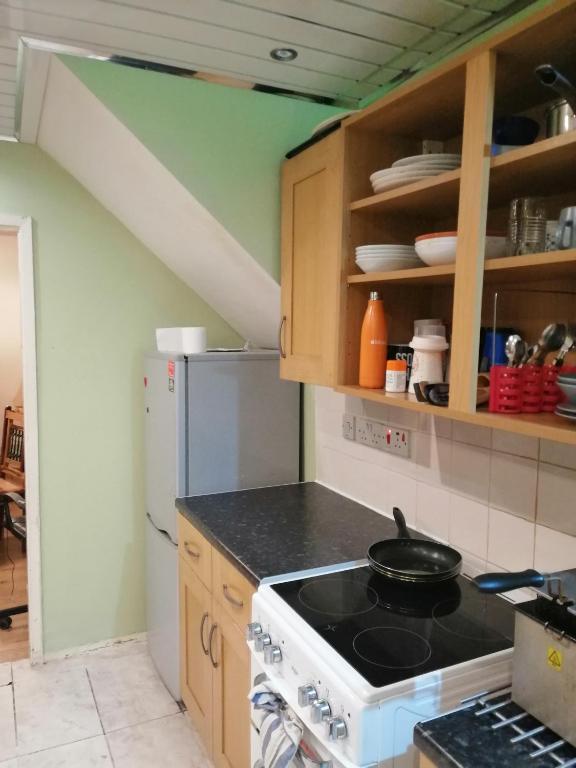 een keuken met een fornuis en een witte koelkast bij Memory Homes MM H in Manchester
