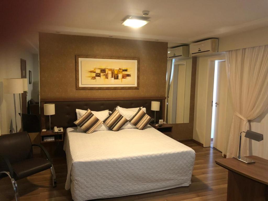Voodi või voodid majutusasutuse Summit Hotel Monaco toas