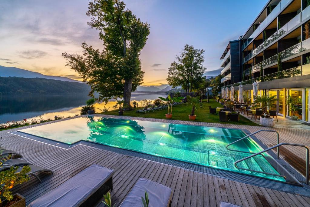 - une piscine dans un bâtiment avec vue sur le lac dans l'établissement Villa Postillion am See, à Millstatt