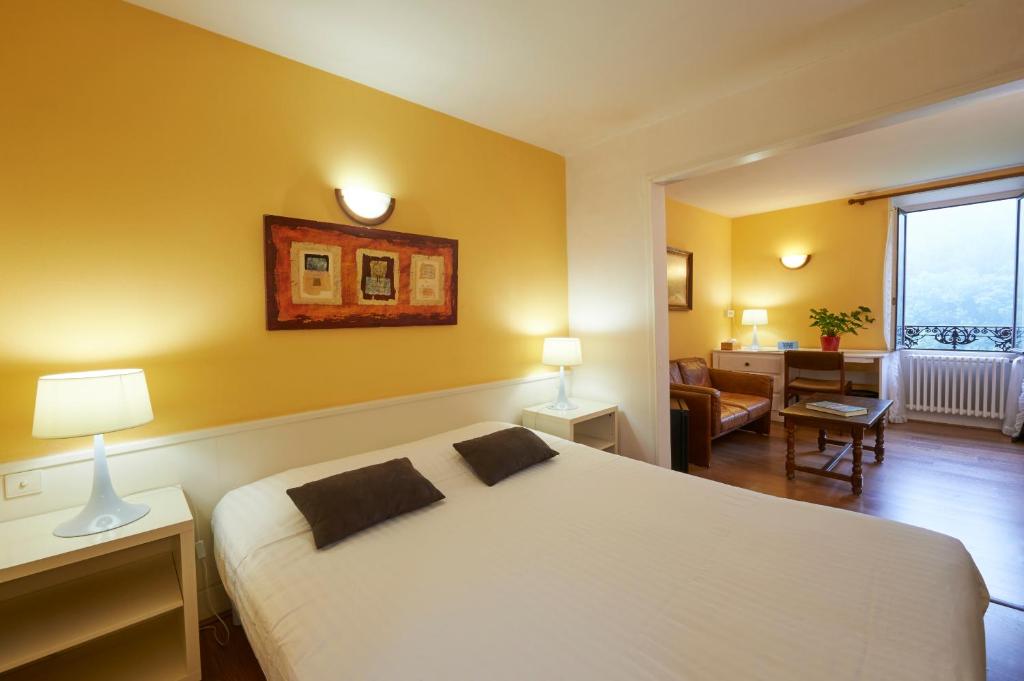 Letto o letti in una camera di Logis Hôtel Le Belle Rive