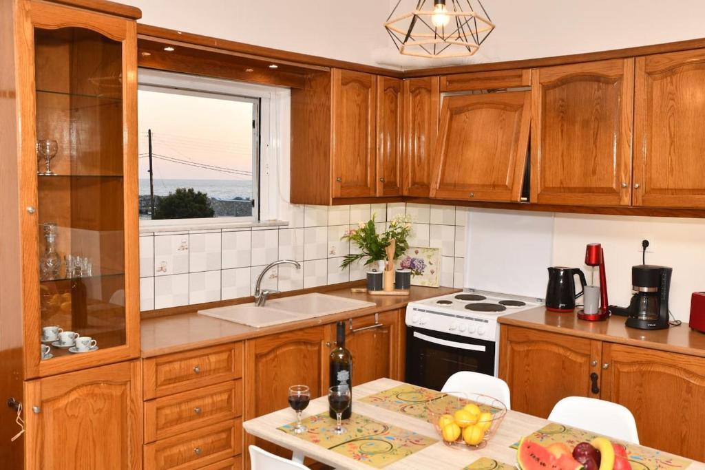 Kuchyň nebo kuchyňský kout v ubytování Sofie's Port View Apartment