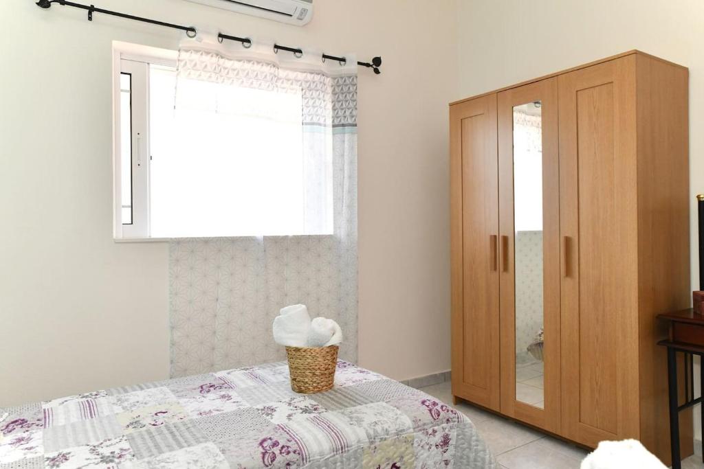 Postel nebo postele na pokoji v ubytování Sofie's Port View Apartment
