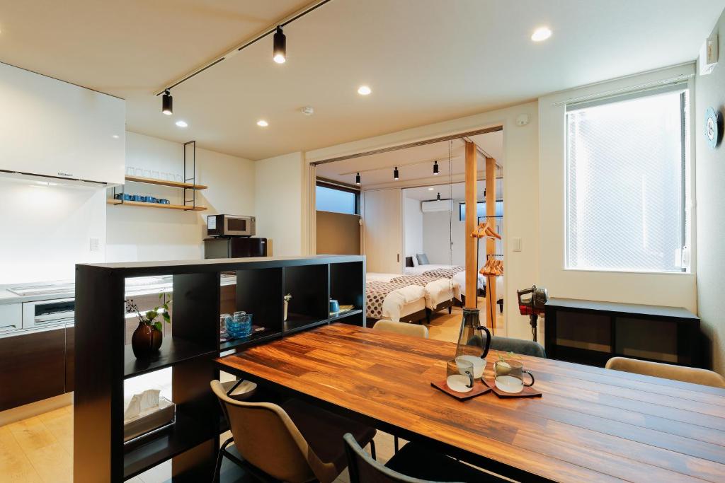 una cucina e una sala da pranzo con tavolo e sedie in legno di MALLOWK in Kanazawa a Kanazawa