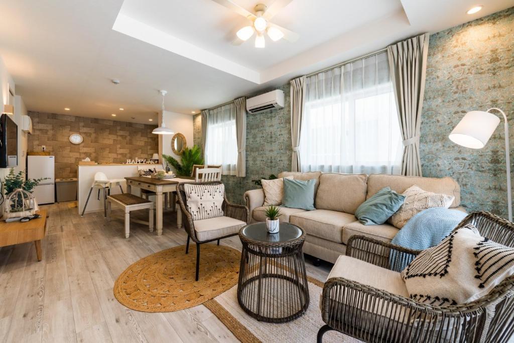 ein Wohnzimmer mit einem Sofa und einem Tisch in der Unterkunft Ginowan - House / Vacation STAY 53138 in Ginowan