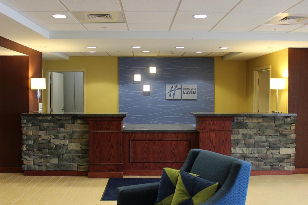 The lobby or reception area at Holiday Inn Express Milford, an IHG Hotel